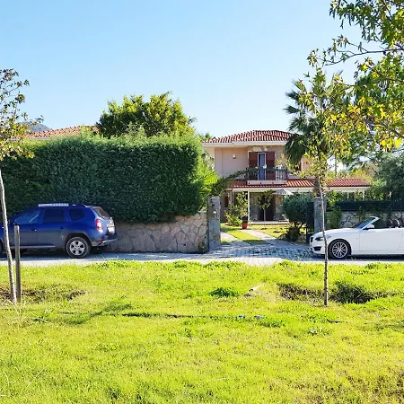 Private With Pool. Perfect Location! Villa